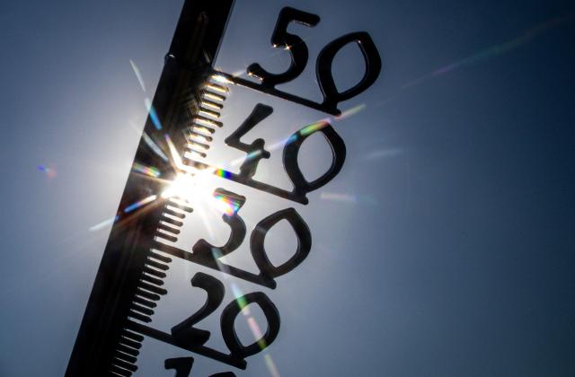 FILED - 14 August 2025, Mecklenburg-Western Pomerania, Schwerin: FILE PHOTO - An outdoor thermometer in a garden shows a temperature of over 30 Celsius degrees in the morning. Photo: Jens Büttner/dpa