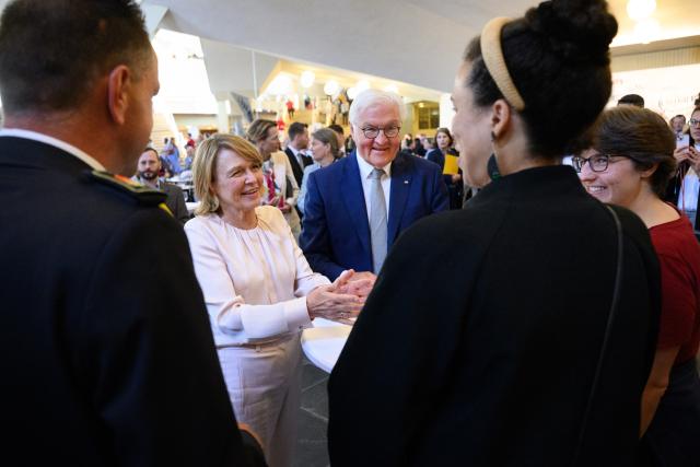 28 May 2026, Berlin: German President Frank-Walter Steinmeier (C) and his wife Elke Buedenbender talk to volunteers during the interval of the Berliner Philharmoniker's dress rehearsal for around 1,000 volunteers at the Philharmonie Berlin. Photo: Bernd von Jutrczenka/dpa