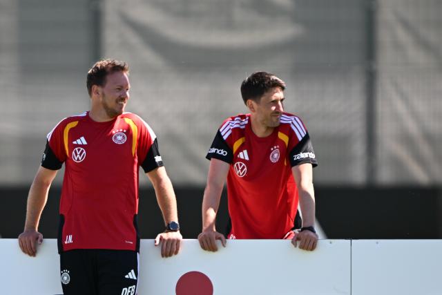 28 May 2026, Bavaria, Herzogenaurach: German national team coach Julian Nagelsmann (L) and assistant coach Benjamin Glueck lead the team's training session ahead of the 2026 FIFA World Cup kick off match against Curacao in Houston. Photo: Federico Gambarini/dpa
