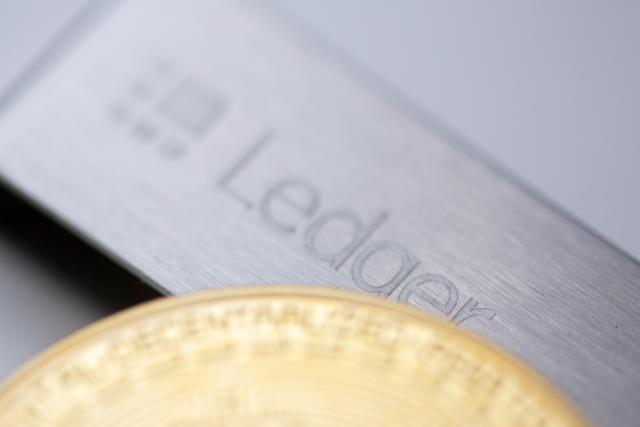 FILED - 22 May 2023, Berlin: FILE PHOTO - A bitcoin coin sits on a Ledger stick, a product of Ledger, a company that provides hardware wallets for cryptocurrencies. Photo: Fernando Gutierrez-Juarez/dpa