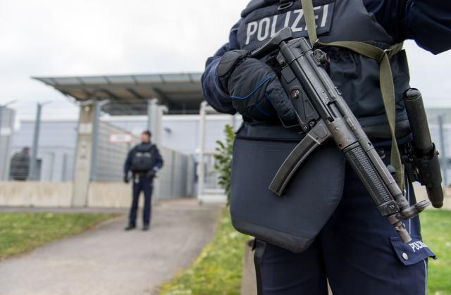 FILED - 19 January 2016, North Rhine-Westphalia, Duesseldorf: FILE PHOTO - Armed police officers are securing the Higher Regional Court building in Duesseldorf. A Woman from Duesseldorf is on trial for aiding IS prisoners. Photo: Monika Skolimowska/dpa