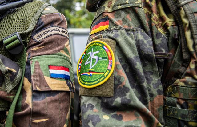 FILED - 04 September 2020, North Rhine-Westphalia, Muenster: FILE PHOTO - A Dutch soldier and a German soldier from the 1st German-Dutch Corps stand side by side. Germany and the Netherlands are set to lead a new NATO tactical headquarters in Estonia. Photo: Guido Kirchner/dpa
