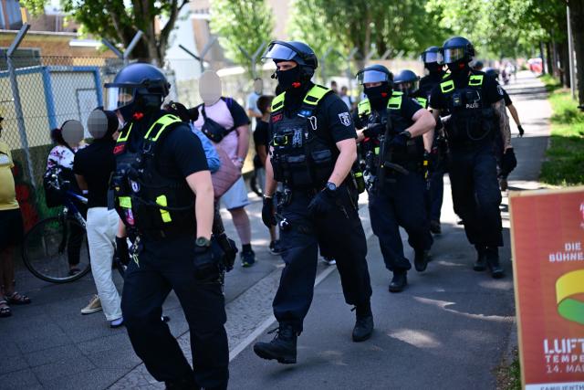 28 May 2026, Berlin: Police officers arrive at the scene at Tempelhofer Feld. Berlin Police deployed a large contingent to the area after a person was reportedly seen carrying a weapon or an "object resembling a firearm," according to a police spokesperson. Photo: Sebastian Gollnow/dpa