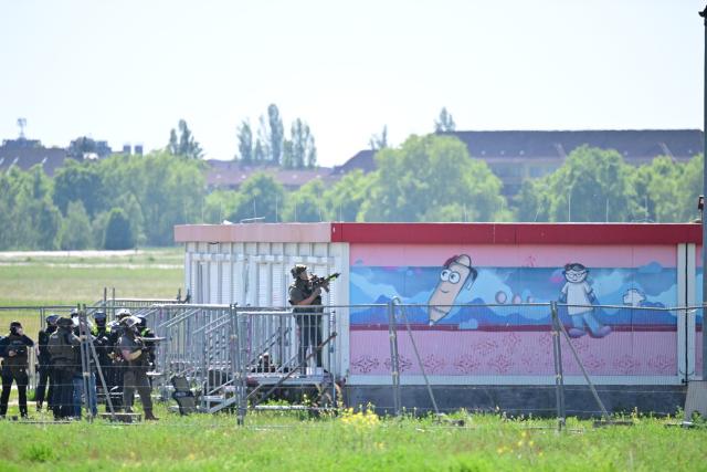28 May 2026, Berlin: Police officers are on duty at Tempelhof Field. Berlin Police deployed a large contingent to the site after a person was reportedly seen carrying a weapon or an object resembling a firearm, according to a police spokesperson. Photo: Sebastian Gollnow/dpa