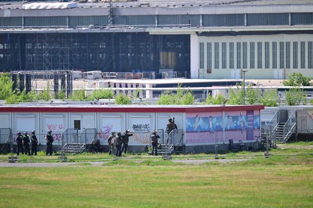 28 May 2026, Berlin: Police officers are on duty at Tempelhof Field. Berlin Police deployed a large contingent to the site after a person was reportedly seen carrying a weapon or an object resembling a firearm, according to a police spokesperson. Photo: Sebastian Gollnow/dpa