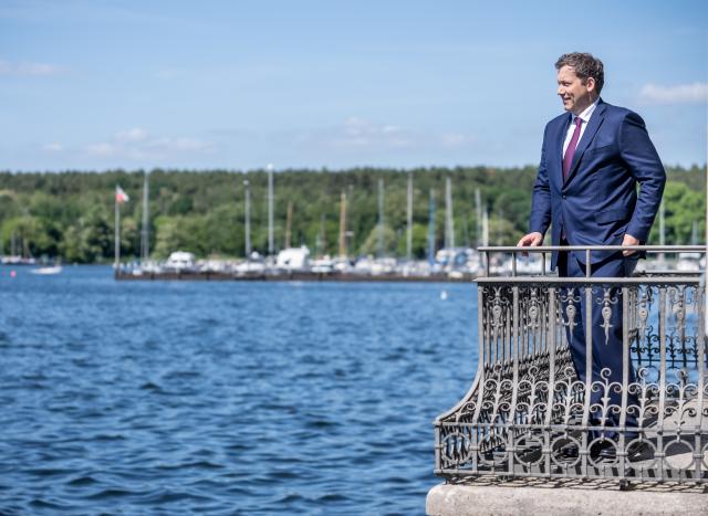 28 May 2026, Berlin: Lars Klingbeil, Germany's Finance Minister, stands at the Deutsche Bundesbank's Sandwerder guest house on Lake Wannsee ahead of a meeting of finance ministers from the six strongest economies in the European Union, alongside Roland Lescure of France, Giancarlo Giorgetti of Italy, Eelco Heinen of the Netherlands, Andrzej Domanski of Poland, and Spain's representative. Photo: Michael Kappeler/dpa