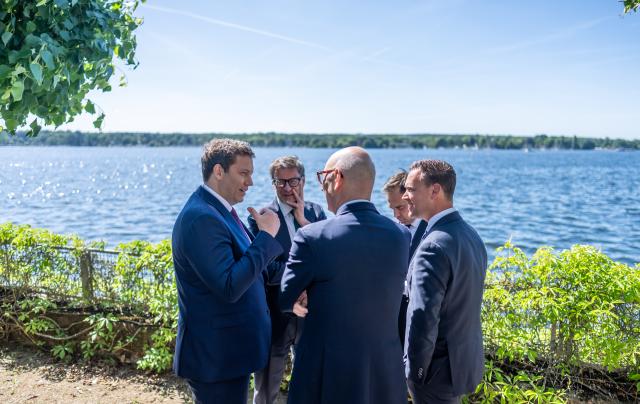 28 May 2026, Berlin: Lars Klingbeil, Germany's Minister of Finance, speaks with Roland Lescure of France ahead of a meeting of finance ministers from the six strongest economies in the European Union. Also seen behind them (L-R) are Giancarlo Giorgetti of Italy, Andrzej Domanski of Poland, and Eelco Heinen of the Netherlands at the Deutsche Bundesbank's Sandwerder guest house on Lake Wannsee. Photo: Michael Kappeler/dpa