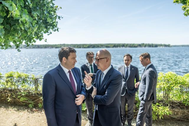 28 May 2026, Berlin: Lars Klingbeil, Germany's Finance Minister, speaks with France's Finance Minister Roland Lescure ahead of a meeting of finance ministers from the six strongest economies in the European Union. Also attending at the Deutsche Bundesbank's Sandwerder guest house on Lake Wannsee are Italy's Giancarlo Giorgetti, Poland's Andrzej Domanski, and the Netherlands' Eelco Heinen (behind them L-R). Photo: Michael Kappeler/dpa
