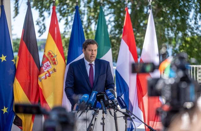 28 May 2026, Berlin: Lars Klingbeil, Germany's Finance Minister, speaks ahead of a meeting of finance ministers from the six strongest economies in the European Union at the Deutsche Bundesbank's Sandwerder Guest House. Photo: Michael Kappeler/dpa