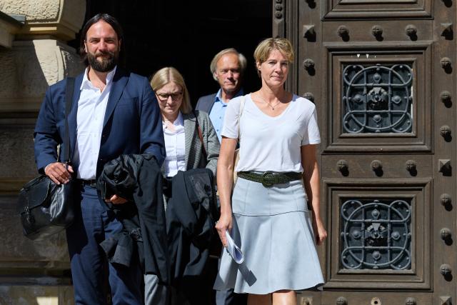28 May 2026, Hamburg: Christina Block (R), a German restaurateur and businesswoman; attorney Paula Wlodarek; attorney Ingo Bott (L), Block's defence counsel; and Gerhard Delling (back right), a former sports broadcaster and Block's partner, leave the criminal courthouse after a hearing in their trial on charges of alleged child abduction. Photo: Georg Wendt/dpa