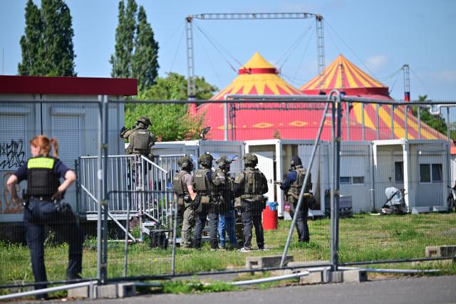 28 May 2026, Berlin: Police officers arrive at the scene at Tempelhofer Feld. Berlin Police have deployed a large contingent to the area after a person was reportedly seen carrying a weapon or an 'object resembling a firearm,' according to a police spokesperson. Photo: Sebastian Gollnow/dpa
