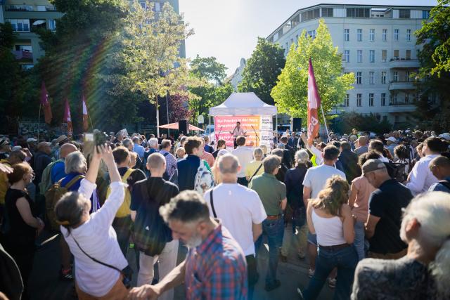 28 May 2026, Berlin: Sahra Wagenknecht (back), founder of the Sahra Wagenknecht Alliance (BSW) and chair of the party's Committee on Core Values, speaks at a BSW rally at Lucie-Leydicke-Platz in Berlin-Schoeneberg. Ahead of the Berlin House of Representatives election on September 20, 2026, the BSW is holding a rally and inviting attendees to join party founder Wagenknecht for a visit to a local pub. Photo: Christoph Soeder/dpa