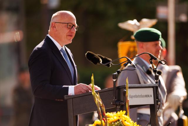 28 May 2026, Berlin: Kai Wegner, Governing Mayor of Berlin, speaks at the ceremonial swearing-in of 30 recruits from the Bundeswehr Guard Battalion, held with military honors in front of the Berlin House of Representatives. Photo: Carsten Koall/dpa