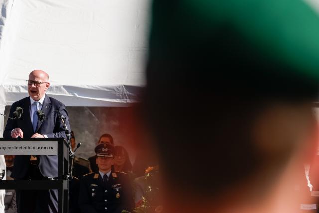 28 May 2026, Berlin: Kai Wegner, Governing Mayor of Berlin, speaks at the ceremonial swearing-in of 30 recruits from the Bundeswehr Guard Battalion, held with military honors in front of the Berlin House of Representatives. Photo: Carsten Koall/dpa