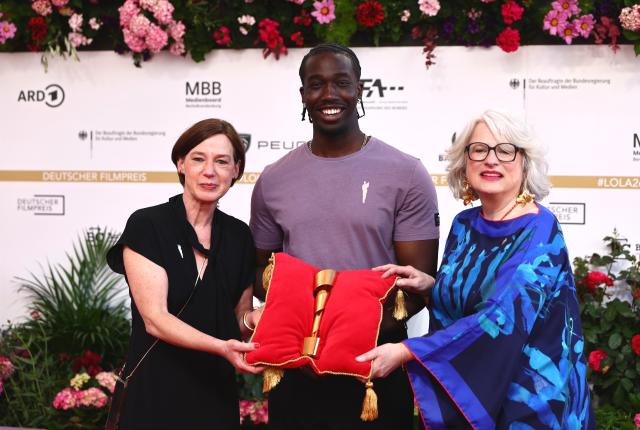 29 May 2026, Berlin: Executive Director of the German Film Academy Anne Leppin (L) and Executive Director of DFA Produktion Claudia Loewe (R) present the Golden Lolas ahead of the German Film Awards ceremony. Photo: Christoph Soeder/dpa