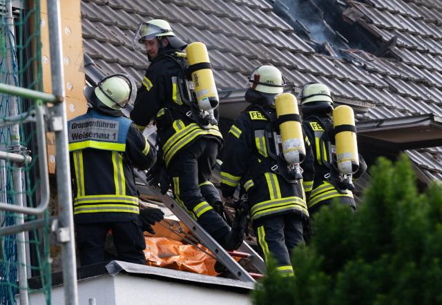 29 May 2026, Rhineland-Palatinate, Mainz: Firefighters battle a house fire in Mainz. Photo: Boris Roessler/dpa