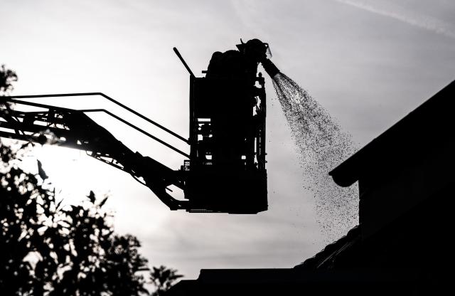 29 May 2026, Rhineland-Palatinate, Mainz: Firefighters battle a house fire in Mainz. Photo: Boris Roessler/dpa