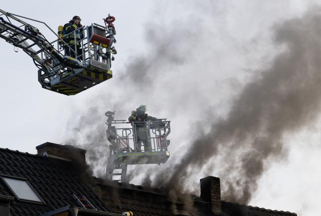 29 May 2026, Rhineland-Palatinate, Mainz: Firefighters battle a house fire in Mainz. Photo: Boris Roessler/dpa