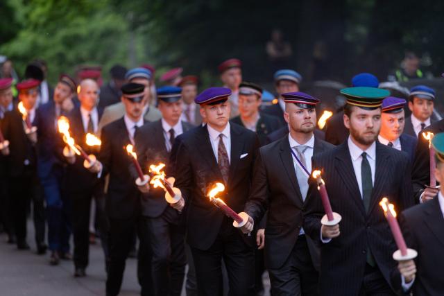 29 May 2026, Thuringia, Eisenach: Fraternity members march with torches from downtown to the Fraternity Monument on the German Fraternity Day. Photo: Michael Reichel/dpa
