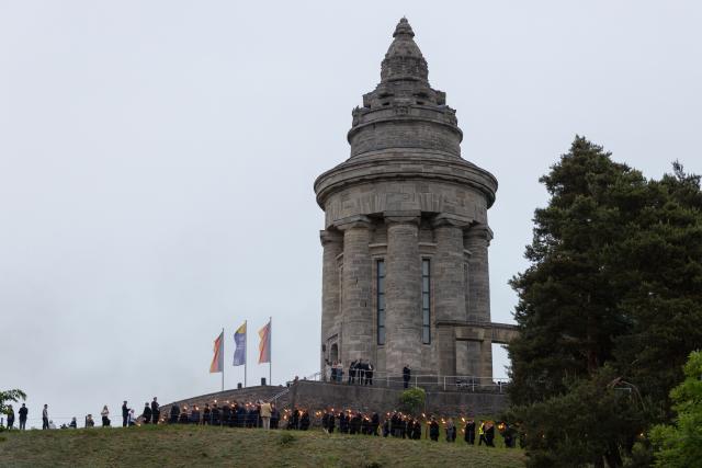 29 May 2026, Thuringia, Eisenach: Fraternity members march with torches from downtown to the Fraternity Monument on the German Fraternity Day. Photo: Michael Reichel/dpa