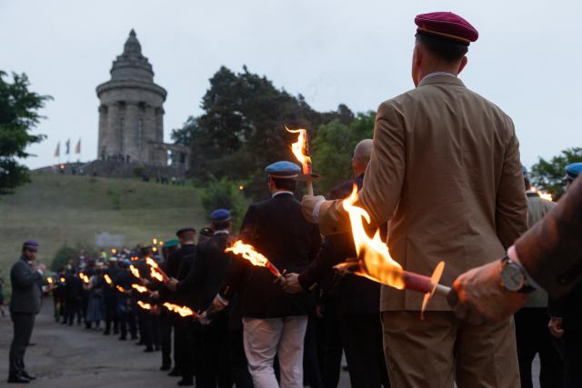29 May 2026, Thuringia, Eisenach: Fraternity members march with torches from downtown to the Fraternity Monument on the German Fraternity Day. Photo: Michael Reichel/dpa