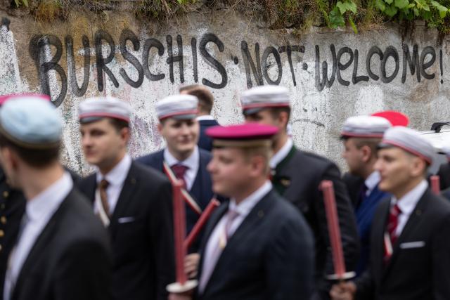 29 May 2026, Thuringia, Eisenach: Fraternity members march with torches from downtown to the Fraternity Monument on the German Fraternity Day. Photo: Michael Reichel/dpa