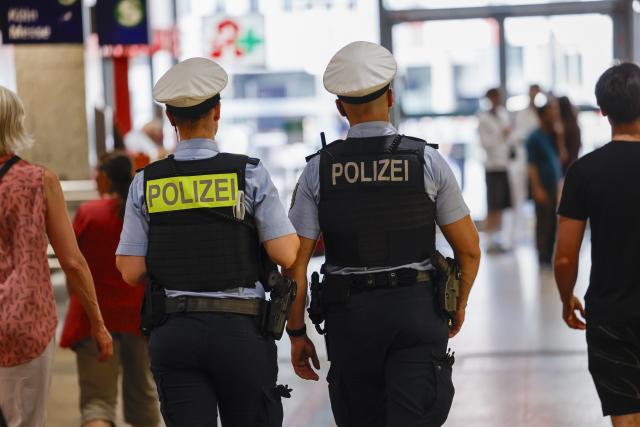 29 May 2026, North Rhine-Westphalia, Cologne: Federal police officers patrol Cologne Central Station during an operation against violence. Photo: Thomas Banneyer/dpa