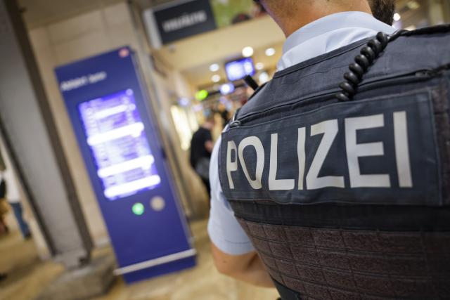 29 May 2026, North Rhine-Westphalia, Cologne: Federal police officers patrol Cologne Central Station during an operation against violence. Photo: Thomas Banneyer/dpa