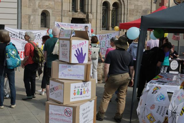 30 May 2026, Thuringia, Saalfeld: Demonstrators attend a rally organized by the "Omas gegen Rechts" (Grannies against the Right) activist group on the market square in Saalfeld, eastern Germany. The protest denounces the potential election of an Alternative for Germany (AfD) district administrator in the upcoming regional vote. Photo: Bodo Schackow/dpa
