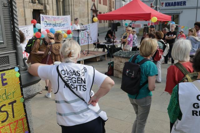 30 May 2026, Thuringia, Saalfeld: Demonstrators attend a rally organized by the "Omas gegen Rechts" (Grannies against the Right) activist group on the market square in Saalfeld, eastern Germany. The protest denounces the potential election of an Alternative for Germany (AfD) district administrator in the upcoming regional vote. Photo: Bodo Schackow/dpa