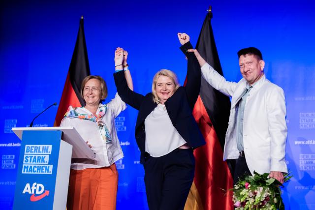 30 May 2026, Brandenburg, Brandenburg an der Havel: Alternative for Germany (AfD) Berlin state chairwoman Kristin Brinker celebrates alongside party colleagues Beatrix von Storch and Ronald Glaeser after her selection as mayoral candidate during a regional conference at the Stahlpalast. Photo: Christoph Soeder/dpa