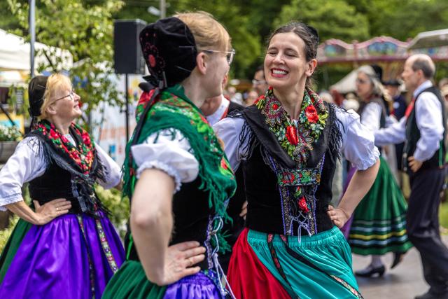 30 May 2026, Brandenburg, Luebbenau: Members of a folklore dance group perform in traditional Flaeming Sunday costumes during the German Traditional Costume Day in Luebbenau, eastern Germany. More than 200 delegates have gathered in the Spreewald town for the annual cultural event. Photo: Frank Hammerschmidt/dpa
