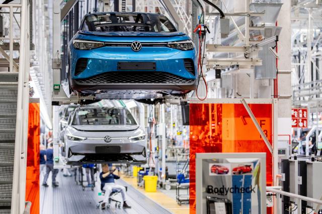 FILED - 24 February 2026, Lower Saxony, Emden: FILE PHOTO - Employees assemble Volkswagen ID.4 and ID.7 electric vehicles on a production line at the company's manufacturing plant in Emden, northern Germany. Photo: Hauke-Christian Dittrich/dpa