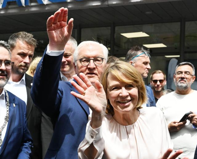 30 May 2026, Rhineland-Palatinate, Neustadt an der Weinstraße: German Federal President Frank-Walter Steinmeier and his wife Elke Buedenbender wave to onlookers during the "Festival of Democracy" in Bonn, western Germany. Photo: Uli Deck/dpa