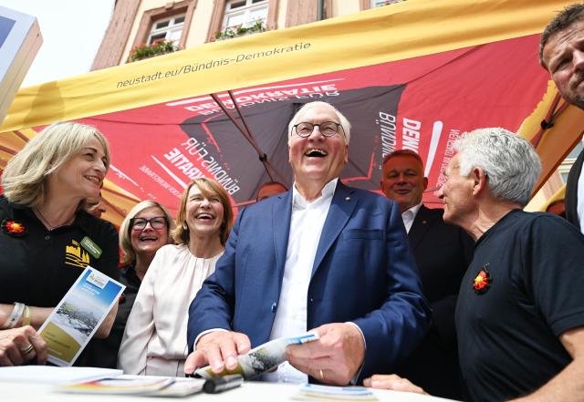 30 May 2026, Rhineland-Palatinate, Neustadt an der Weinstraße: German President Frank-Walter Steinmeier and his wife Elke Buedenbender visit an activist booth during the "Festival of Democracy" in Bonn, western Germany. Photo: Uli Deck/dpa
