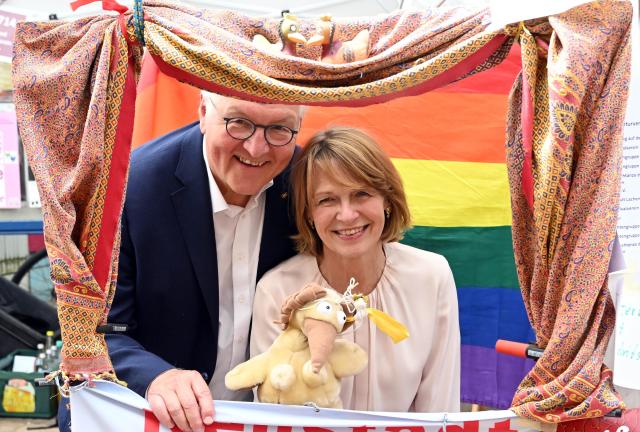 30 May 2026, Rhineland-Palatinate, Neustadt an der Weinstraße: German President Frank-Walter Steinmeier and his wife Elke Buedenbender use a themed photo box during the "Festival of Democracy" in Bonn, western Germany. The booth is operated by a cultural association from Hambach and features the Elwetritsche, a legendary bird-like mythical creature from German folklore. Photo: Uli Deck/dpa