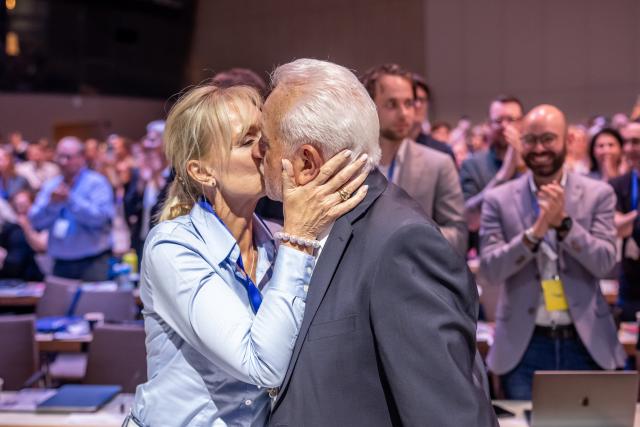 30 May 2026, Berlin: Annette Marberth-Kubicki kisses her husband, Wolfgang Kubicki, the newly elected chairman of the Free Democratic Party (FDP), at the party convention. Photo: Michael Kappeler/dpa