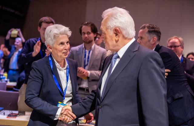 30 May 2026, Berlin: Wolfgang Kubicki, the newly elected chairman of the Free Democratic Party (FDP), accepts congratulations from Marie-Agnes Strack-Zimmermann following his election at the FDP national party convention. Photo: Michael Kappeler/dpa