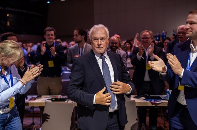 30 May 2026, Berlin: Wolfgang Kubicki, the newly elected chairman of the Free Democratic Party (FDP), accepts the applause following his election at the FDP national convention. Photo: Michael Kappeler/dpa