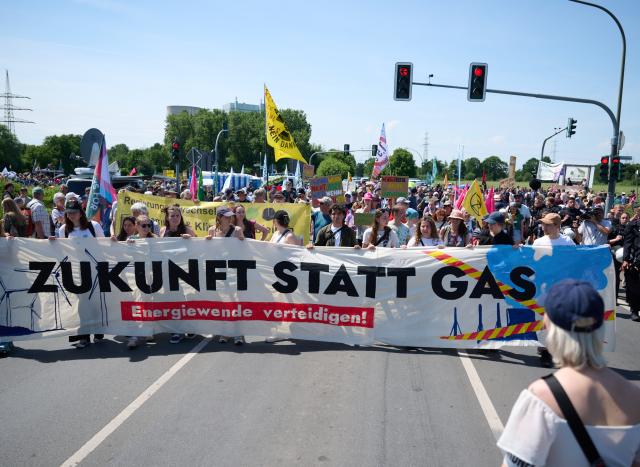 30 May 2026, North Rhine-Westphalia, Hamm: Demonstrators show a banner with the slogan "Future instead of gas". A climate alliance consisting of Fridays for Future, Greenpeace, BUND and Campact has called for the rally under the slogan "Future instead of gas - Defend the energy transition". Photo: Bernd Thissen/dpa
