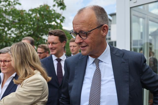 01 June 2026, North Rhine-Westphalia, Meschede (Hochsauerlandkreis): Friedrich Merz (R), Chancellor of Germany, Hendrik Wuest (C), Minister-President of North Rhine-Westphalia, and participants in a two-day closed-door meeting of Christian Democratic Union lawmakers from North Rhine-Westphalia pose for a group photo on the hotel terrace. The primary aim of the meeting is to prepare for the state election in April 2027. Photo: Oliver Berg/dpa-Pool/dpa