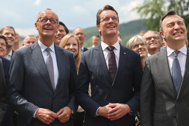 01 June 2026, North Rhine-Westphalia, Meschede (Hochsauerlandkreis): (L-R) Friedrich Merz, Chancellor of Germany; Hendrik Wuest, Minister-President of North Rhine-Westphalia; Paul Ziemiak, Secretary-General of the Christian Democratic Union in North Rhine-Westphalia; and participants of a two-day closed-door meeting of Christian Democratic Union lawmakers from North Rhine-Westphalia pose for a group photo on the hotel terrace. The primary aim of the meeting is to prepare for the state election in April 2027. Photo: Oliver Berg/dpa-Pool/dpa