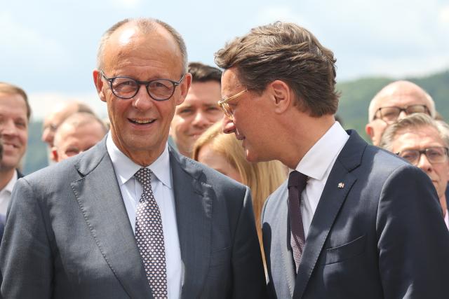 01 June 2026, North Rhine-Westphalia, Meschede (Hochsauerlandkreis): Friedrich Merz (L), Chancellor of Germany, Hendrik Wuest, Minister-President of North Rhine-Westphalia, and participants in a two-day closed-door meeting of Christian Democratic Union lawmakers from North Rhine-Westphalia pose for a group photo on the hotel terrace. The primary aim of the meeting is to prepare for the state election in April 2027. Photo: Oliver Berg/dpa-Pool/dpa