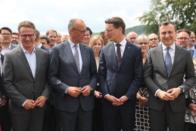 01 June 2026, North Rhine-Westphalia, Meschede (Hochsauerlandkreis): (L-R) Carsten Linnemann, CDU Secretary-General; Germany's Chancellor Friedrich Merz (CDU); Hendrik Wuest, Minister-President of North Rhine-Westphalia; and participants in a two-day closed-door meeting of CDU lawmakers from North Rhine-Westphalia pose for a group photo on the hotel terrace. The primary aim of the meeting is to prepare for the state election in April 2027. Photo: Oliver Berg/dpa-Pool/dpa
