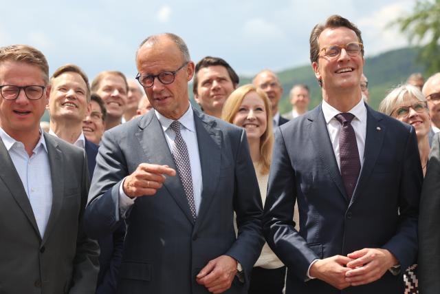 01 June 2026, North Rhine-Westphalia, Meschede (Hochsauerlandkreis): (L-R) Carsten Linnemann, CDU Secretary-General; Germany's Chancellor Friedrich Merz (CDU); Hendrik Wuest, Minister-President of North Rhine-Westphalia; and participants in a two-day closed-door meeting of CDU lawmakers from North Rhine-Westphalia pose for a group photo on the hotel terrace. The primary aim of the meeting is to prepare for the state election in April 2027. Photo: Oliver Berg/dpa-Pool/dpa