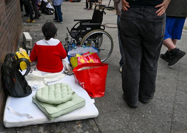 01 June 2026, Berlin: Homeless people can be seen at Zoo Station in front of the Hygiene Center at the Zoo, which is celebrating its 10th anniversary. The facility is used by homeless people who live in the area around Zoo Station. Photo: Jens Kalaene/dpa