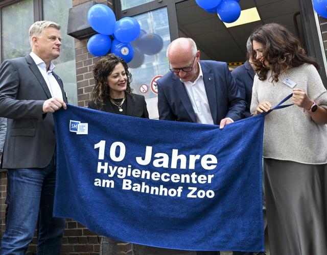 01 June 2026, Berlin: (L-R) Christian Ceconi, Executive Director of the Berliner Stadtmission; Cansel Kiziltepe, Senator for Social Affairs; Kai Wegner, Governing Mayor of Berlin; and Dragana Duric of the Berliner Stadtmission attend the celebration marking the 10th anniversary of the Hygiene Center at Zoo Station. It is used by homeless people living around Zoo Station. Photo: Jens Kalaene/dpa