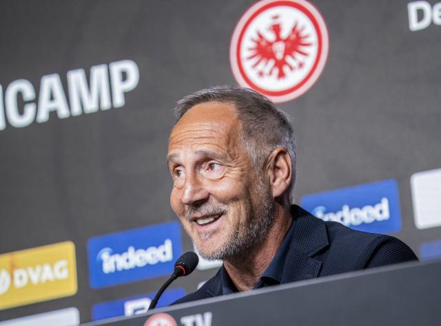 01 June 2026, Hesse, Frankfurt/Main: Adi Huetter speaks during a press conference introducing him as the new head coach of Eintracht Frankfurt. He is set to take charge of the German Bundesliga club for the second time in his career, starting July 1, 2026. Photo: Andreas Arnold/dpa - WICHTIGER HINWEIS: Gemäß den Vorgaben der DFL Deutsche Fußball Liga bzw. des DFB Deutscher Fußball-Bund ist es untersagt, in dem Stadion und/oder vom Spiel angefertigte Fotoaufnahmen in Form von Sequenzbildern und/oder videoähnlichen Fotostrecken zu verwerten bzw. verwerten zu lassen.