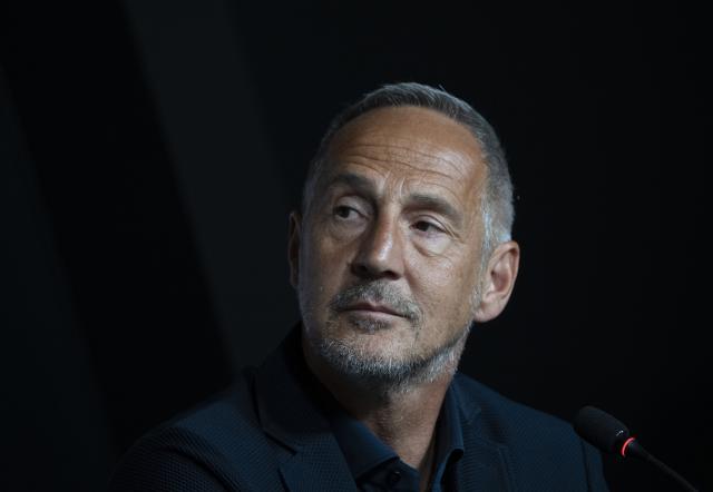 01 June 2026, Hesse, Frankfurt/Main: Adi Huetter speaks during a press conference introducing him as the new head coach of Eintracht Frankfurt. He is set to take charge of the German Bundesliga club for the second time in his career, starting July 1, 2026. Photo: Andreas Arnold/dpa - WICHTIGER HINWEIS: Gemäß den Vorgaben der DFL Deutsche Fußball Liga bzw. des DFB Deutscher Fußball-Bund ist es untersagt, in dem Stadion und/oder vom Spiel angefertigte Fotoaufnahmen in Form von Sequenzbildern und/oder videoähnlichen Fotostrecken zu verwerten bzw. verwerten zu lassen.