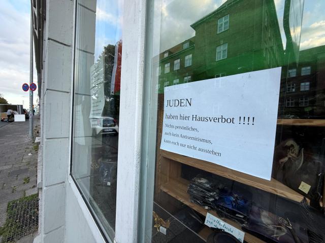 FILED - 18 September 2025, Schleswig-Holstein, Flensburg: FILE PHOTO - A sign reading "Jews are banned from the premises!!!!" in German, is displayed in a store window in Flensburg. Photo: Sebastian Iwersen/Nordpresse/dpa